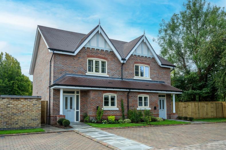 De Havilland Hero Image plot 6