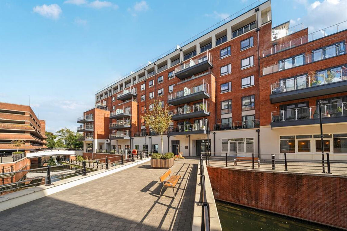 Waterside quatre external images